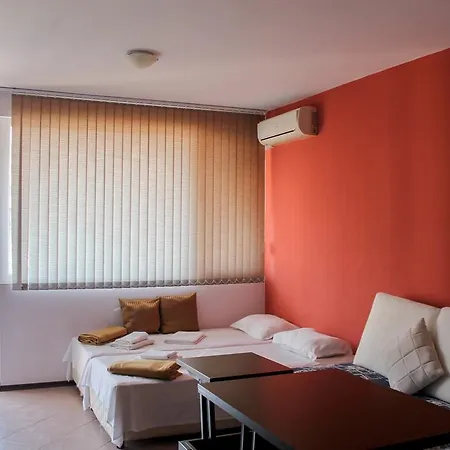 Sunny House Family Complex 아파트호텔 네세부르